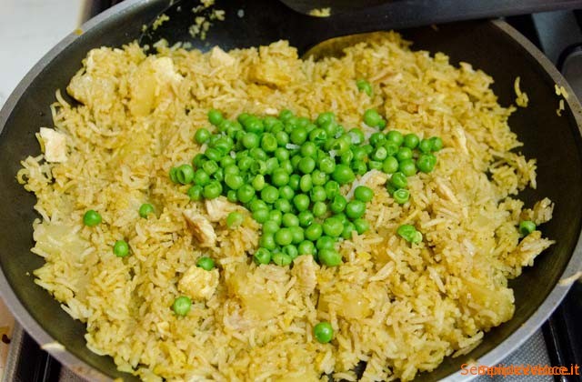 riso al curry con pollo e piselli